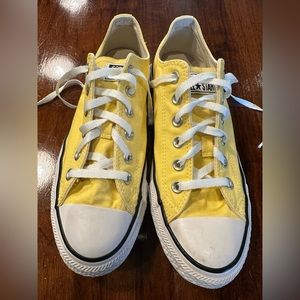 Low top light yellow Converse Chuck Taylor, Men’s 8/Women’s 10